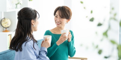 友達とお茶を楽しむ女性