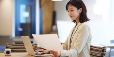 楽しそうに仕事をする女性