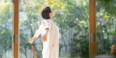 深呼吸をする女性